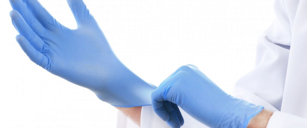 Использование медицинских перчаток тест. Резиновые перчатки медицинские. Перчатки для чистых помещений. Надеть резиновые перчатки. Перчатки на руках медицинские.
